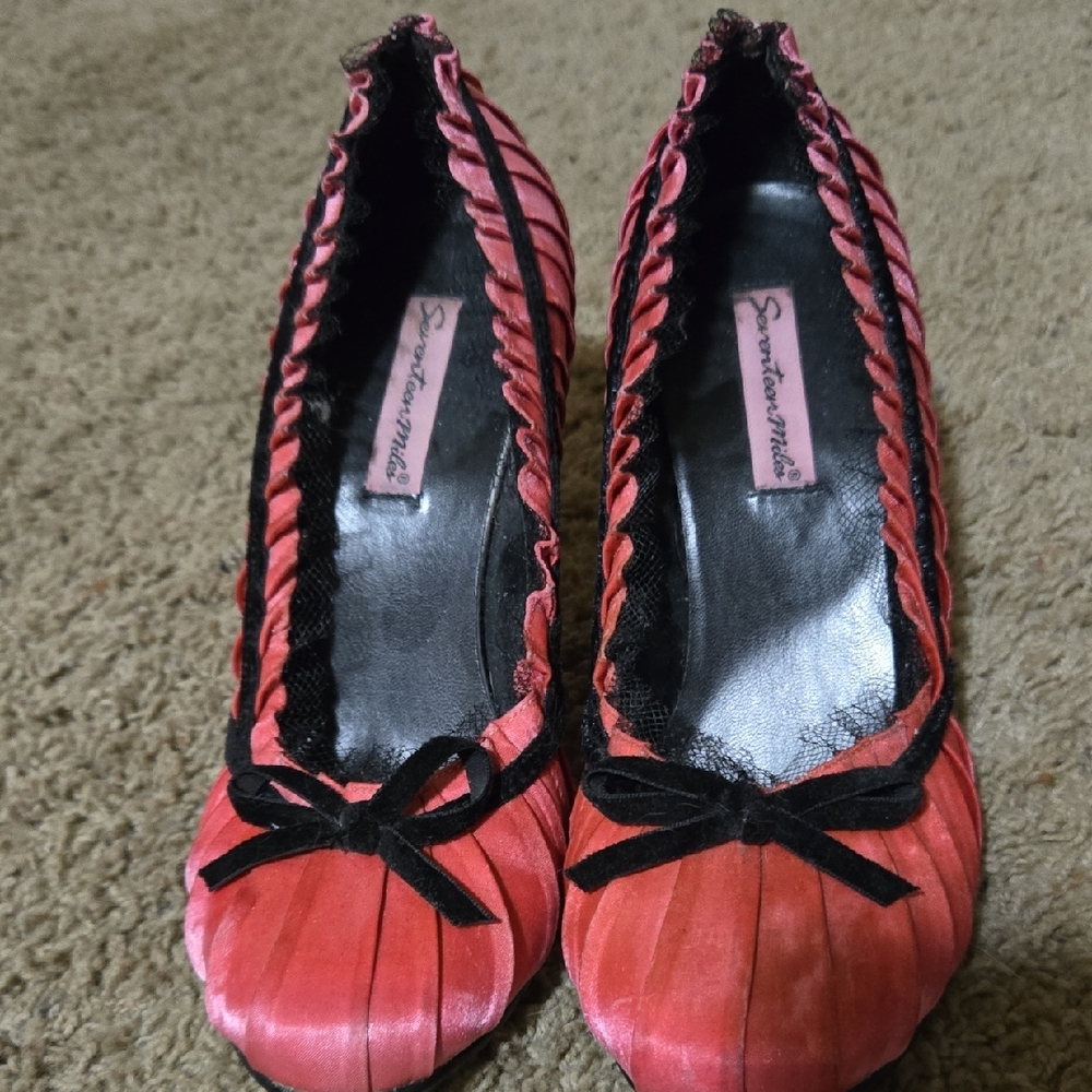 Elegant Pink and Black Heels for a Stylish Look